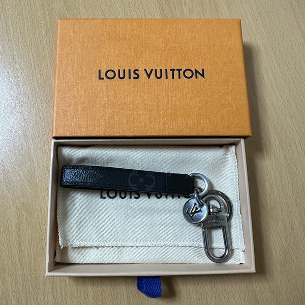 Louis Vuitton Monogram Eclipse MONOGRAM ECLIPSE DRAGONNE BAG CHARM & KEY  HOLDER M61950 Keyring (Black)