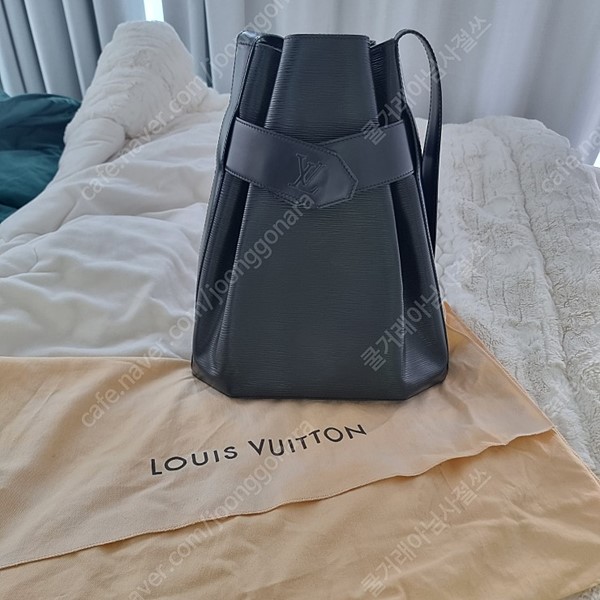 Louis Vuitton Twist Bucket Sac D'epaule